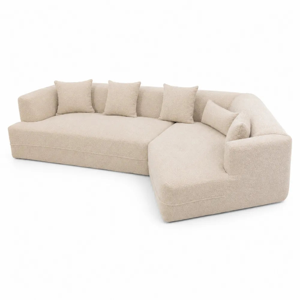 Divano angolare in tessuto beige con cuscini